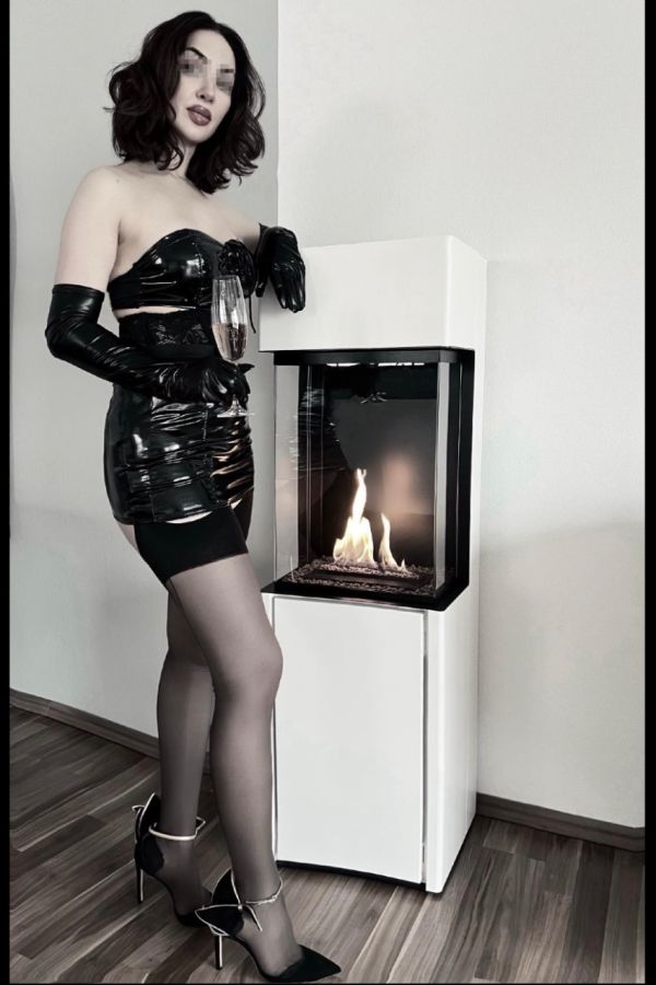 Mistress Dona - the dominatrix who pushes your boundaries Mistress Dona - the dominatrix who pushes your boundaries